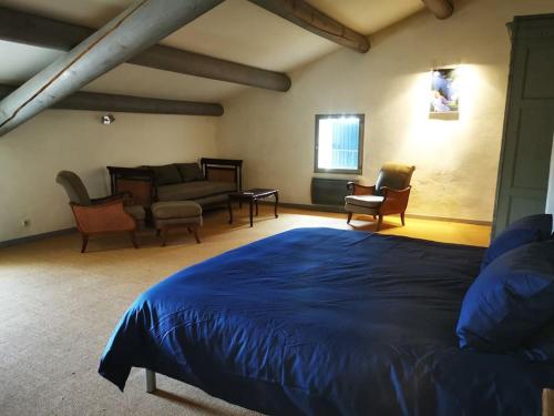 1 dormitorio con cama, sillas y sofá en Mas en Provence, en campagne avec piscine., en Orange