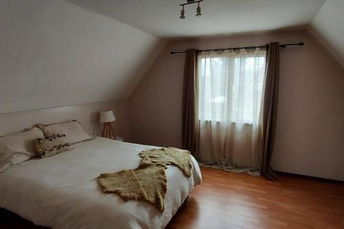 Giường trong phòng chung tại Casa Central en Villarrica