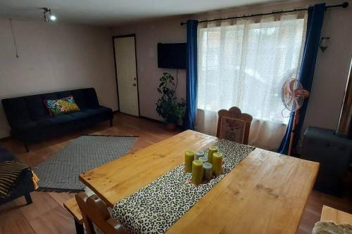 ビジャリカにあるCasa Central en Villarricaのリビングルーム(木製テーブル、ソファ付)