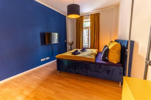 a room with a bed in a blue room at *NEU* 2 Personen, WLAN, Balkon in Pirna