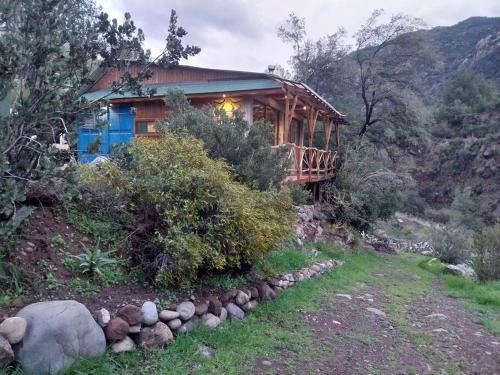 una casa de madera en medio de un bosque en Arte Vitral Lodge - 4camas- aislada- terrazas -vista - piscina-sauna en Guayacán