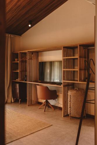 a living room with a desk and a chair at Pousada Moana in Fernando de Noronha