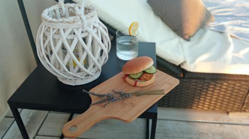 een kleine tafel met een hamburger erop bij BUQEZ VILLAS - VILLA 48 in Drage