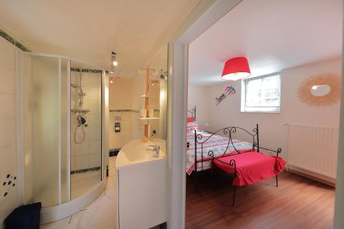 - une chambre avec un lit, une douche et un lavabo dans l'établissement Chez Odile - Charmante ferme rénovée, à Gérardmer