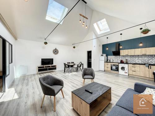 un salon avec un canapé et une table dans l'établissement Le Loft Climatisé - 6 personnes - Entrée autonome, à Châtellerault