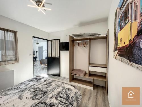 a bedroom with a bed and a painting of a bus at Le Loft Climatisé - 6 personnes - Entrée autonome in Châtellerault