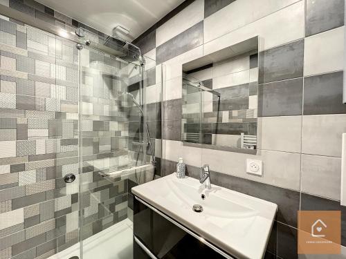 uma casa de banho com um lavatório e um espelho em Le Loft Climatisé - 6 personnes - Entrée autonome em Châtellerault