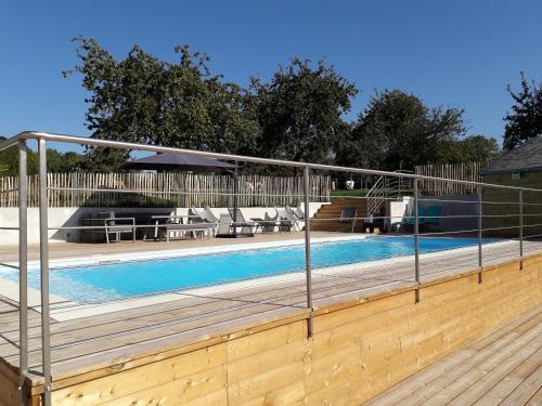 une clôture métallique autour d'une piscine dans l'établissement Au jardin de Capucine, à Bricqueville-sur-Mer