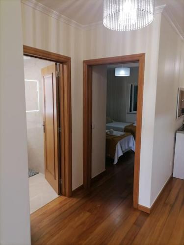 une chambre avec un couloir avec une porte et une chambre dans l'établissement Caniço Ocean Getaway, à Caniço