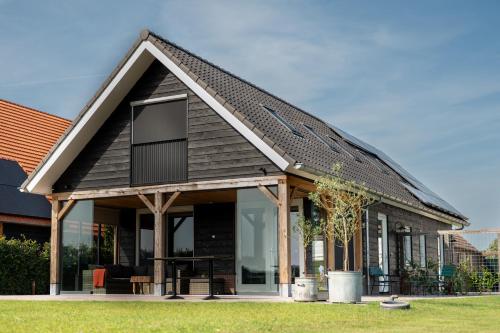 a house with a gambrel roof at Vakantieverblijf Weidezicht in Dorst