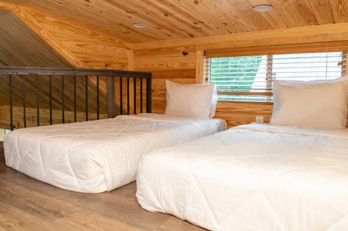 Postel nebo postele na pokoji v ubytování Jellystone Park Tyler