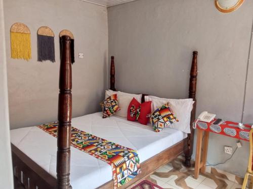 um quarto com duas camas com almofadas em The Nido Hotel em Meru