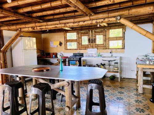 kuchnia ze stołem i krzesłami w pokoju w obiekcie LA MARQUESA PACORA w mieście Pácora