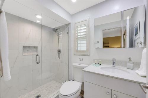 a bathroom with a toilet and a shower and a sink at Lakefront, Pool, outdoor kitchen, lush garden in Naples