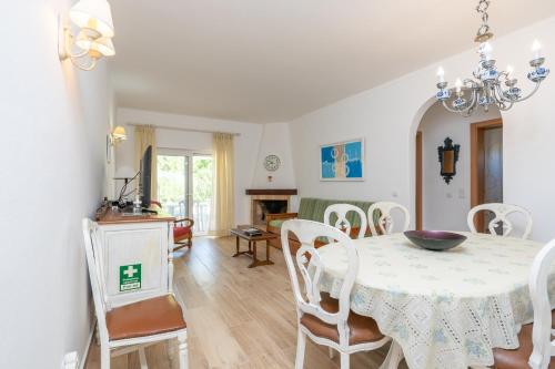 a dining room with a table and chairs at Quinta Do Torrejao in Armação de Pêra