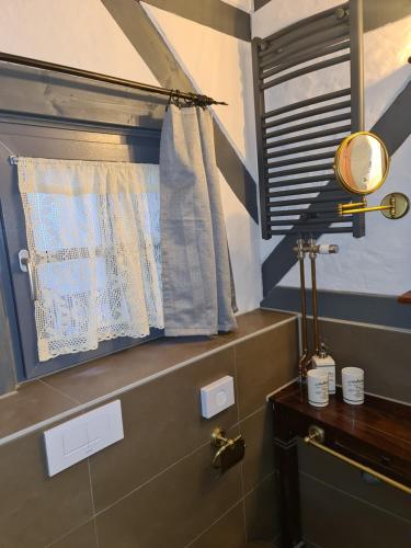 ein Bad mit einem Fenster, einem Waschbecken und einem Spiegel in der Unterkunft Hotel b&b altes hinterhäusel in Freiberg