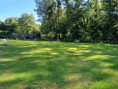 ボーレンにあるLa Maison d'Anne-Marieの畑中のベンチ付き公園