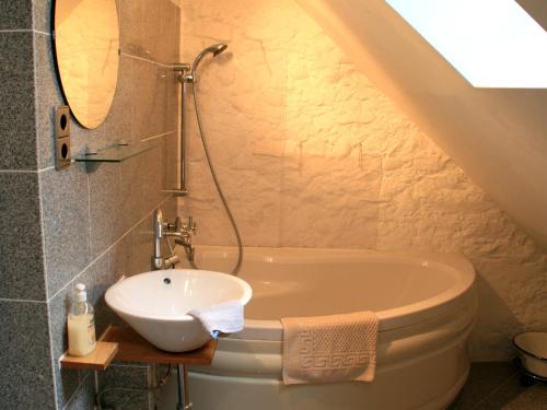 een badkamer met een wastafel en een bad bij Ferienwohnung Altes Haus 4 in Lindau