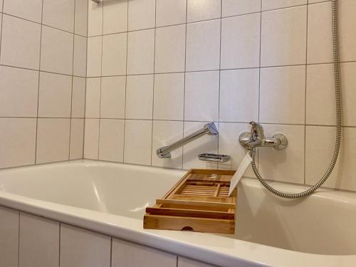 een badkamer met een bad en een douche bij Ferienwohnung Am Mühlkanal in Langenargen