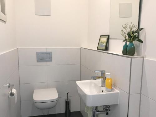 Ένα μπάνιο στο Ferienwohnung Cloud Nr 9 - 3 Zimmer Maisonette-Wohnung mit großem Balkon