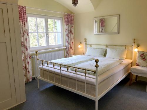 Schlafzimmer mit einem Bett und einem Fenster in der Unterkunft Haus am See in Wasserburg