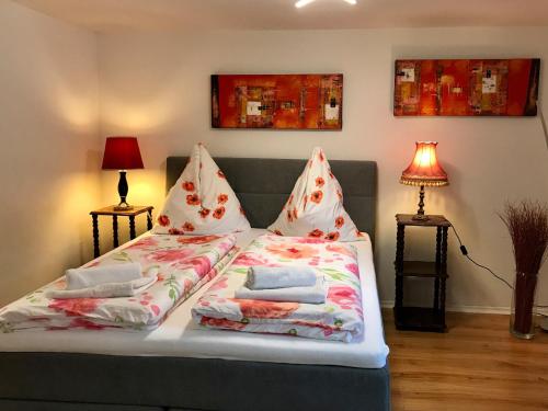 sypialnia z łóżkiem z poduszkami w obiekcie Ferienwohnung Luna w mieście Lindau