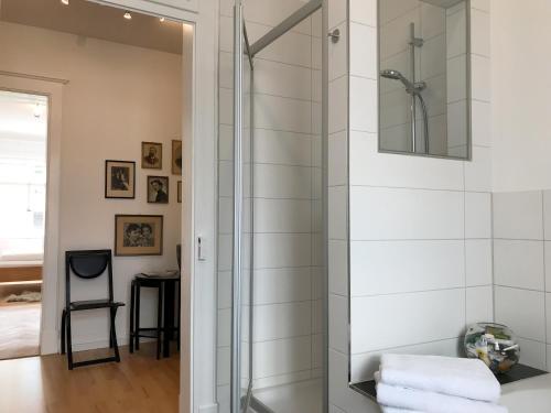 een badkamer met een douche en een glazen deur bij Ferienwohnung am Segelhafen in Lindau