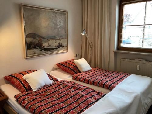 2 Betten nebeneinander in einem Zimmer in der Unterkunft Ferienwohnung Vera in Lindau-Bodolz