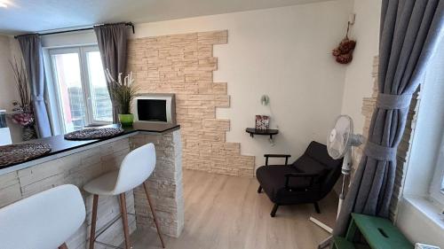 TV a/nebo společenská místnost v ubytování Bastien Studio near Airport