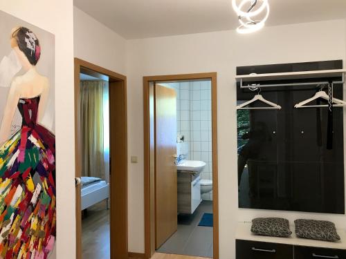 baño con maniquí y baño con espejo en Ferienwohnung Seeglück- hochwertige Wohnung im Villenviertel mit Südbalkon, en Lindau