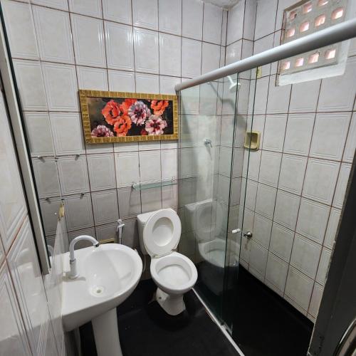 uma casa de banho com um WC, um lavatório e um chuveiro em Hostel Inn Gileade em Belém