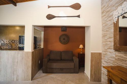 ein Wohnzimmer mit einem Sofa und einer Wand in der Unterkunft Solar da Teresa in Búzios