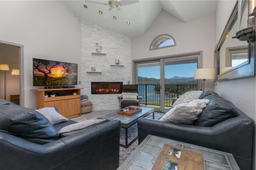 Posezení v ubytování Lake Forest Lakeview Condo: Mountain Views, Close to Town