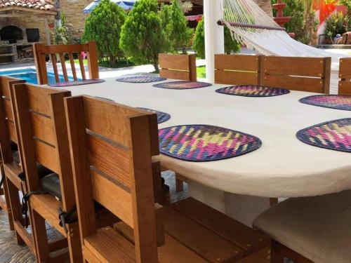un tavolo in un cortile con sedie e amaca di Posada Las Palmas a Coyuca