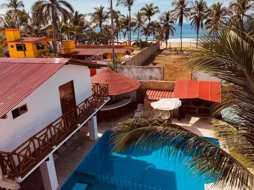 una vista aerea di un resort con piscina e oceano di Posada Las Palmas a Coyuca