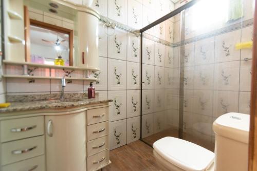 ein Bad mit einem WC und einem Waschbecken in der Unterkunft Hostel toca do Noel e Bia in Várzea Grande