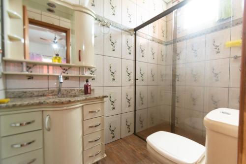 a bathroom with a toilet and a sink at Hostel toca do Noel e Bia in Várzea Grande