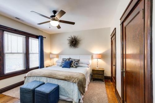 1 dormitorio con 1 cama y ventilador de techo en Missouri Retreat with Deck, Grill and Shuffleboard! en Pacific