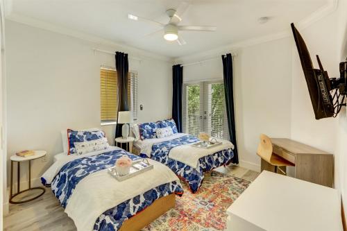 - une chambre avec 2 lits avec des draps bleus et blancs dans l'établissement Private pool, pool table, near beach, à Miami