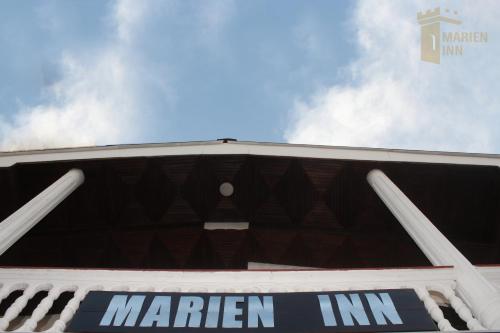 un panneau sur le haut d'un marché dans le ciel dans l'établissement Marien Inn, à Galle