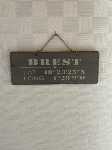 a sign that is hanging on a wall at STERENN VOR - Appartement vue mer in Lampaul-Plouarzel