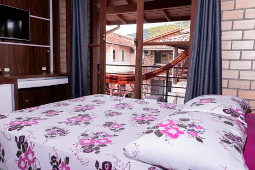 グアルダ・ド・エンバウーにあるBangalo da santaのベッドルーム(ベッド1台、窓付)