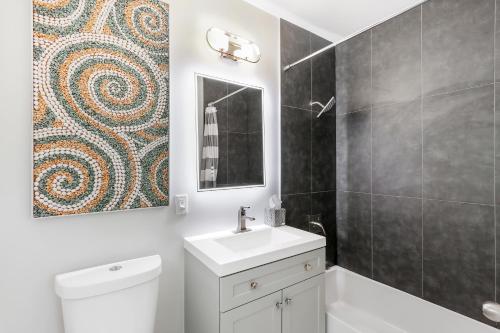 La salle de bains est pourvue d'un lavabo, de toilettes et d'un miroir. dans l'établissement Pool, game room, near beach, à Fort Lauderdale