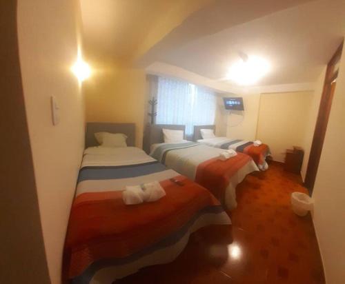 pokój hotelowy z 2 łóżkami i ręcznikami w obiekcie Casa Familiar Guadalupe Cusco w Cuzco