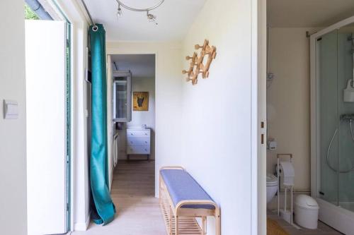a hallway with a blue bench in a room at Maisonnette dans jardin partagé in Colombes