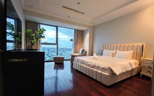 een slaapkamer met een bed en een groot raam bij The Rixx Vincom Center in Ho Chi Minh-stad
