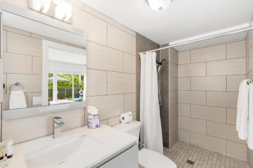 龐帕諾比奇的住宿－10 mins from Pompano Beach! With pool access，一间带水槽、卫生间和镜子的浴室