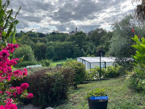 Ein Garten an der Unterkunft Les Conches, Chambres d'Hôtes et Gite