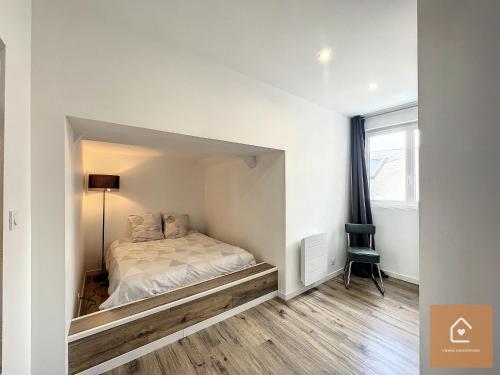 um quarto com uma cama num quarto com uma janela em Le blue Lagoon - 2 pers - Arrivée Autonome em Châtellerault