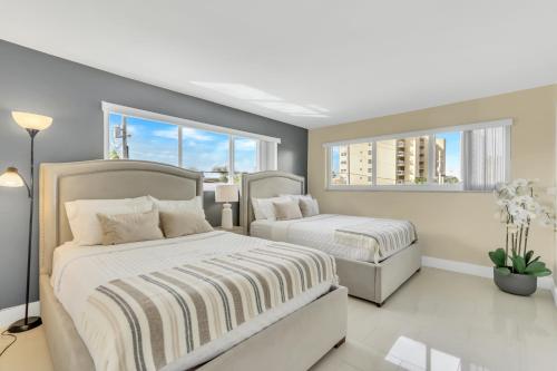 - une chambre avec 2 lits et 2 fenêtres dans l'établissement Sunny Pompano Beach with pool access, à Pompano Beach